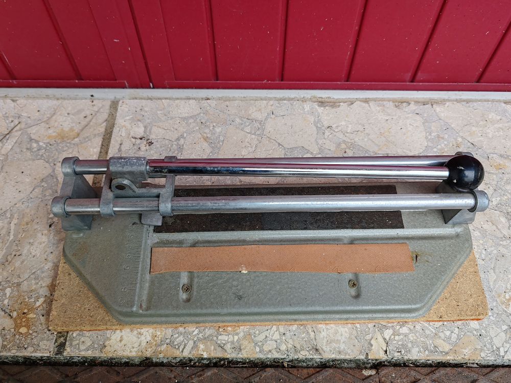 Machine de d&eacute;coupe manuelle de carrelage
Bricolage
