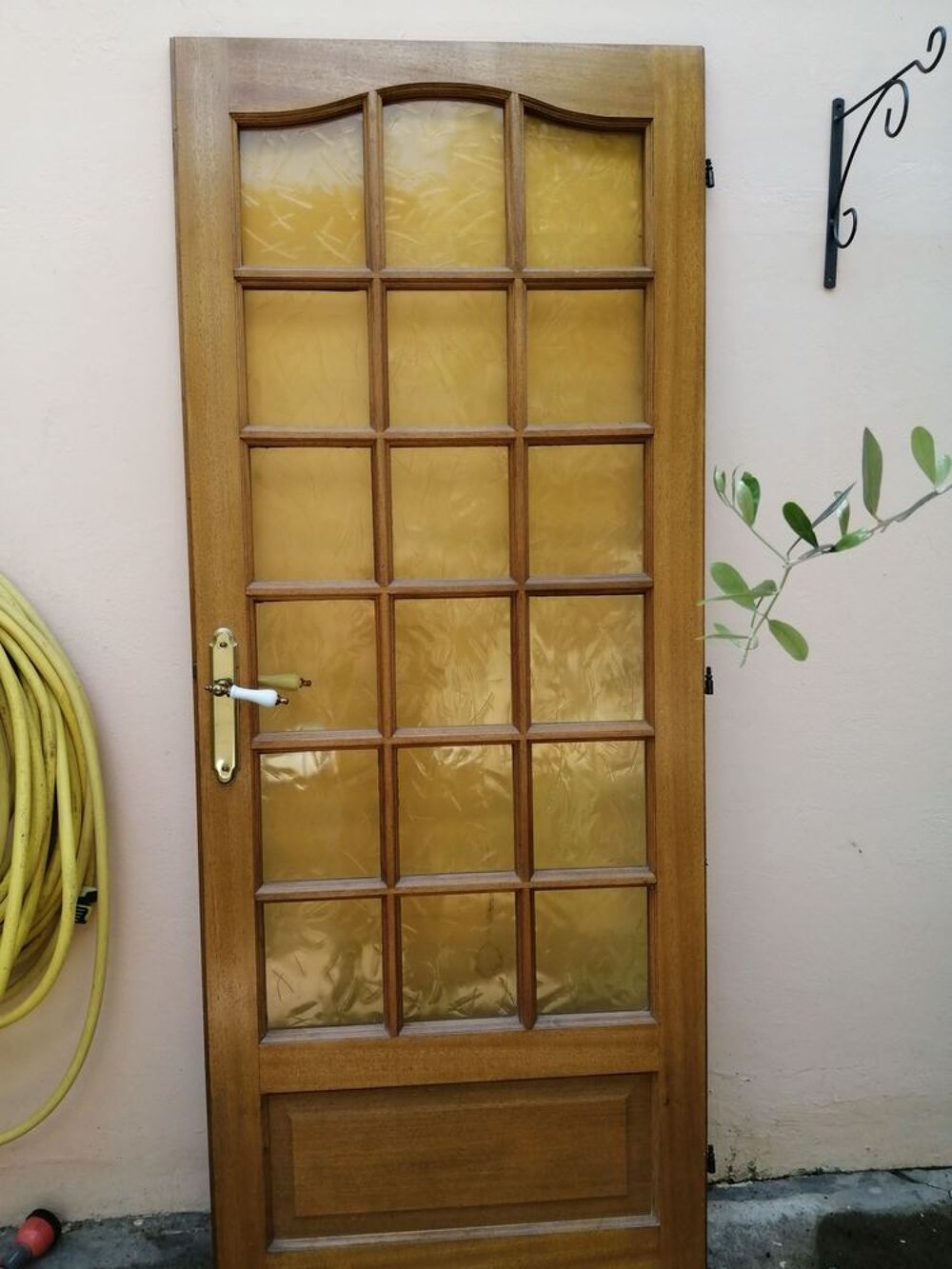 Porte d'int&eacute;rieur &agrave; petits carreaux teint&eacute;s avec poign&eacute;es
Bricolage