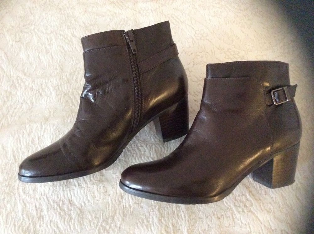 BOTTINES MARRON FONCE TAILLE 36
Chaussures