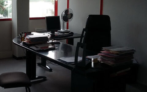 Bureau de direction bois massif noir solide annes 90 350 Saint-Martin-d'Hres (38)