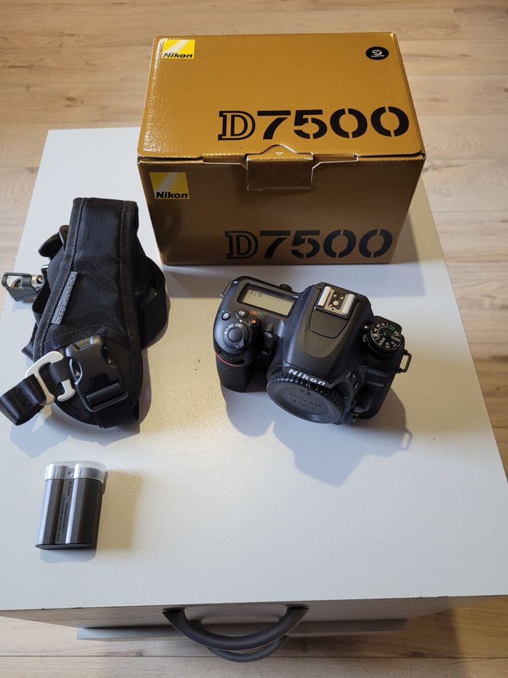 Nikon d7500 &eacute;tat neuf 2 batterie + sangle Photos/Video/TV