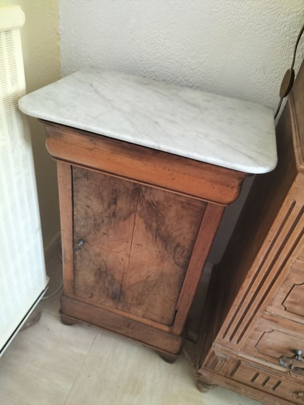 Donne &agrave; LA CIOTAT :
UNE COMMODE PROVENCALE 
un petit meuble Meubles