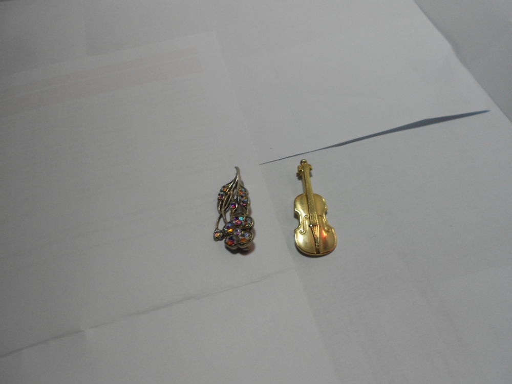 LOT DE 2 BROCHES VINTAGES Bijoux et montres