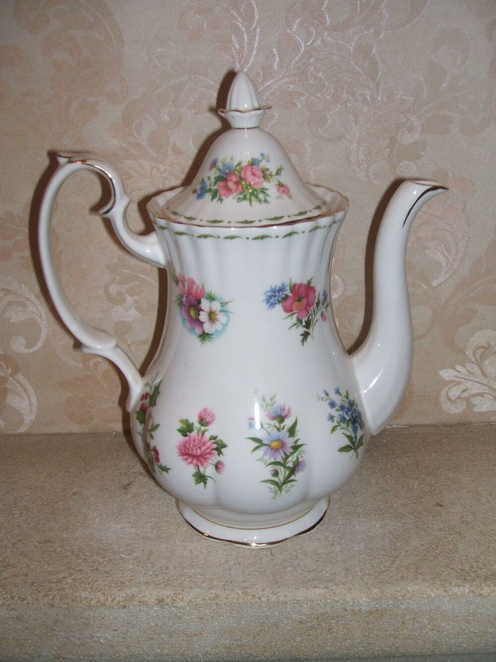 Cafeti&egrave;re en porcelaine Anglaise Royal Albert fleur des mois Décoration