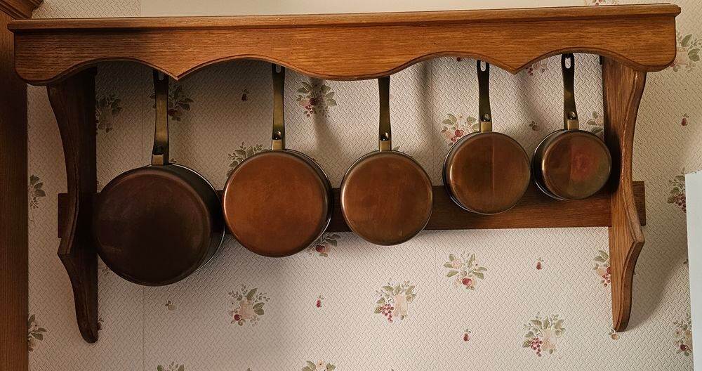 &eacute;tag&egrave;re et casseroles en cuivre &eacute;tam&eacute; pour cuisiner
Meubles