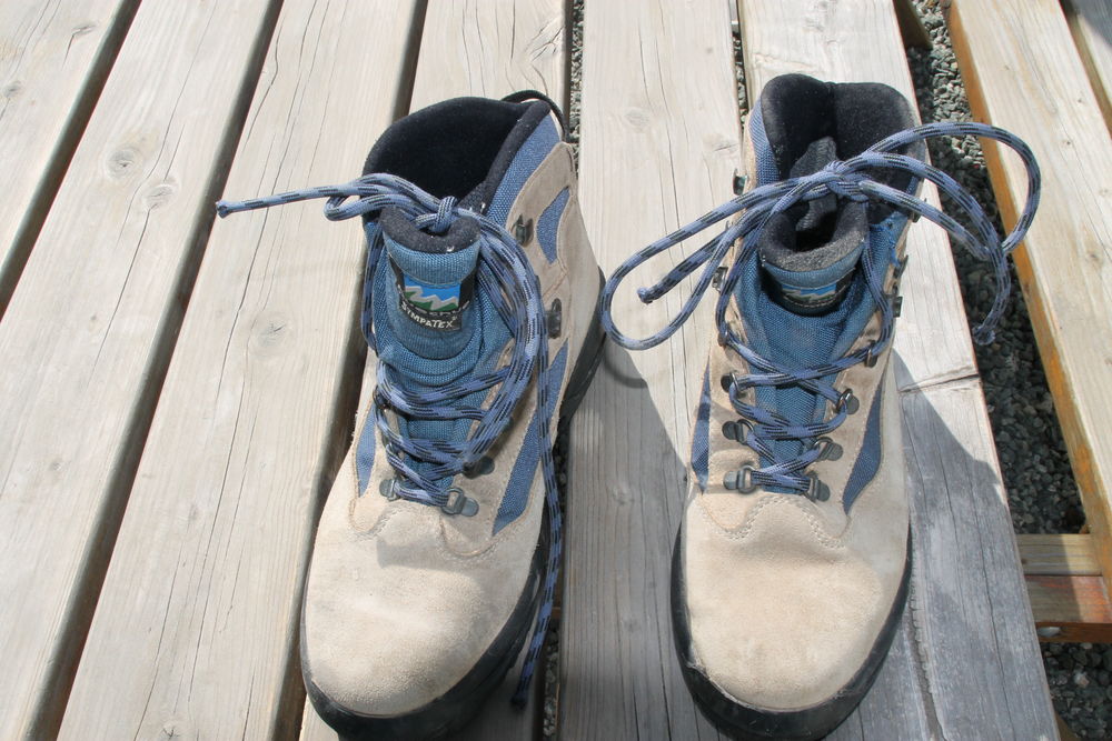 Chaussures de randonn&eacute;e en bon &eacute;tat, peu servies, &agrave; crampons Sports