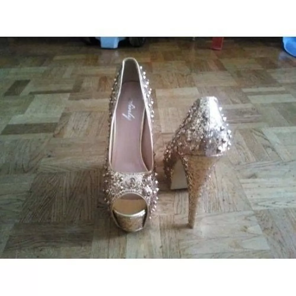 Escarpins a talons a clous dor&eacute; neuf. Chaussures