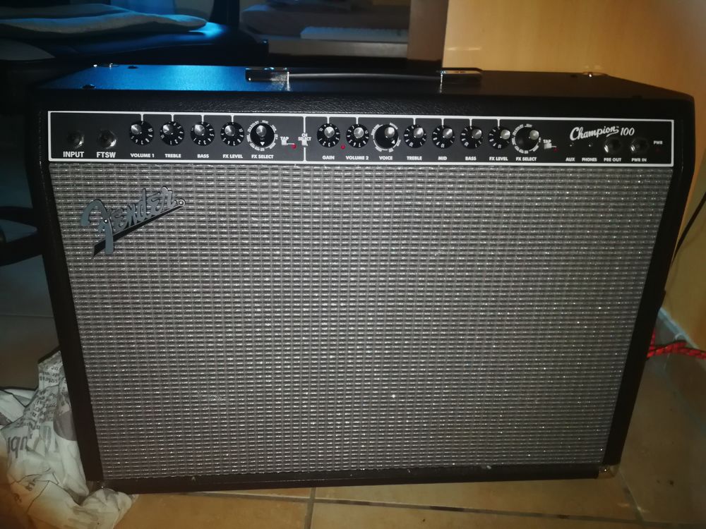 Bonjour ampli fender champion 100 combo etat neuf Instruments de musique