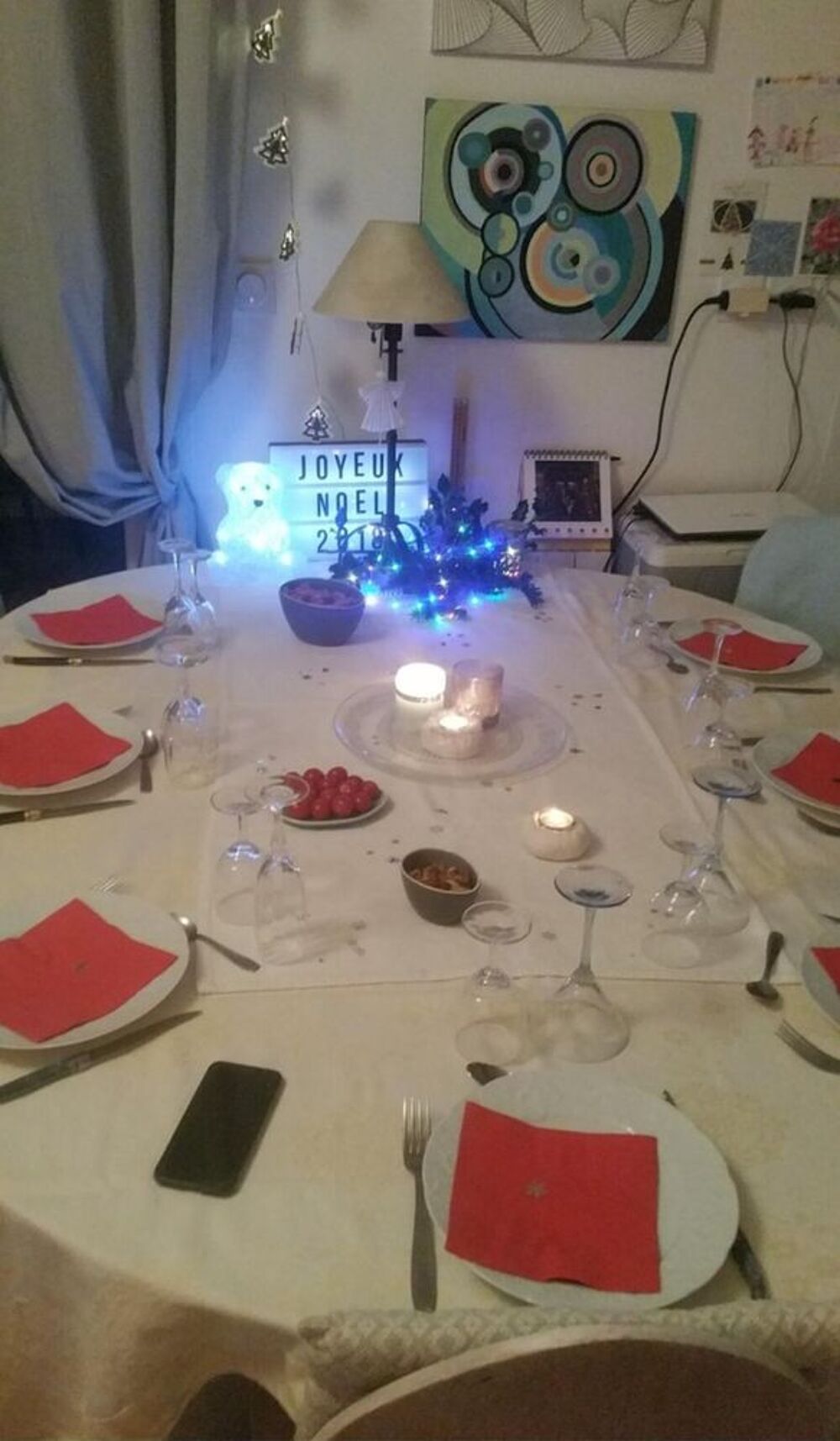 Belle table de salle &agrave; manger et 3 chaises pivotantes Meubles