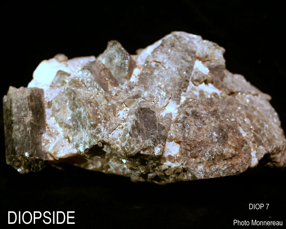 DIOPSIDE - MINERAUX DE COLLECTIONA 