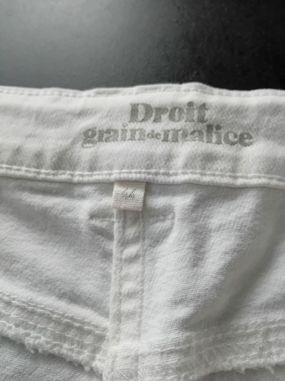 Pantalon blanc. 
Vêtements