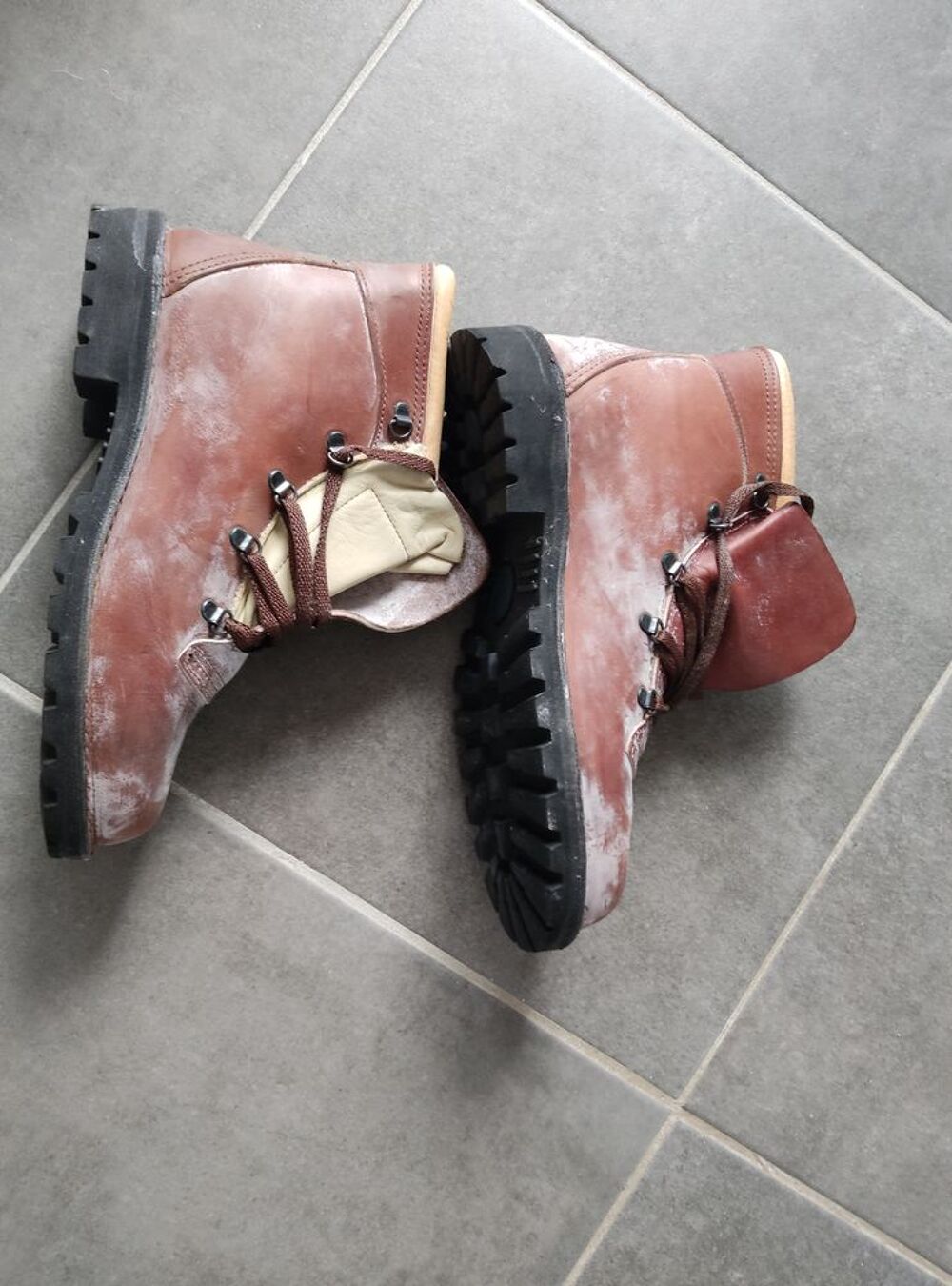 Chaussures montantes neuves en cuir v&eacute;ritable Chaussures
