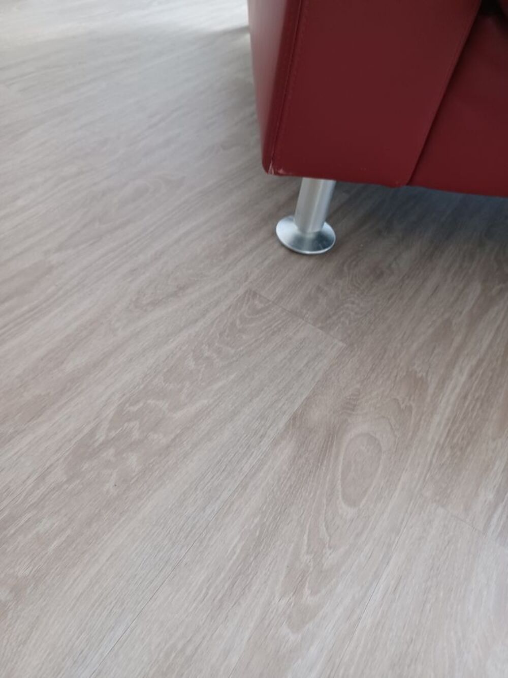 Canap&eacute; cuir rouge tr&eacute;s bonne &eacute;tat 
Meubles