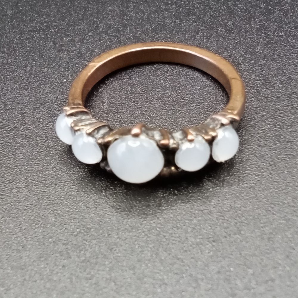 Jolie bague vintage cabochons blancs translucides Bijoux et montres