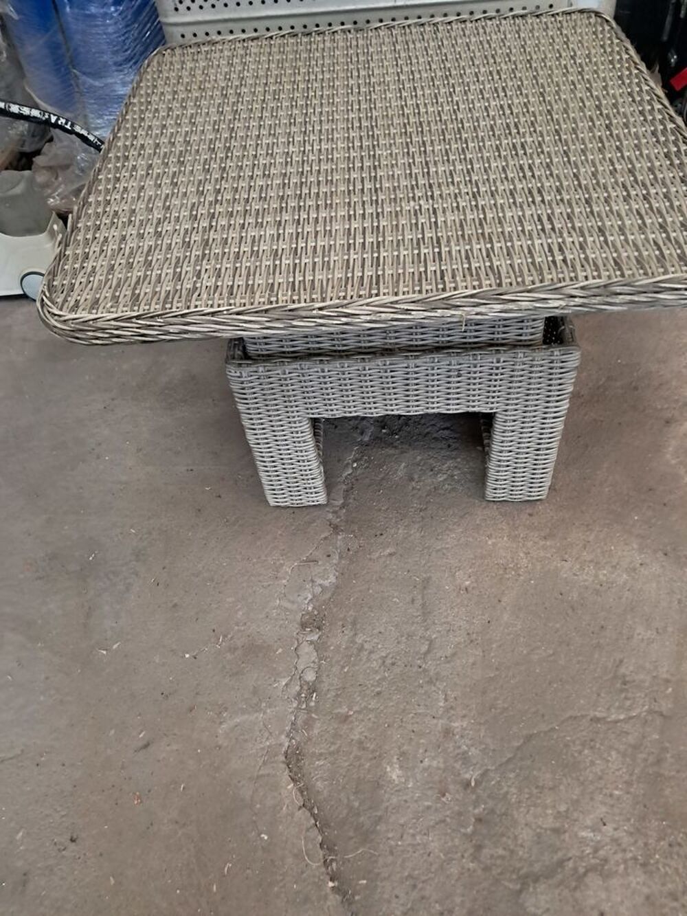 Table de jardin en osier. Jardin