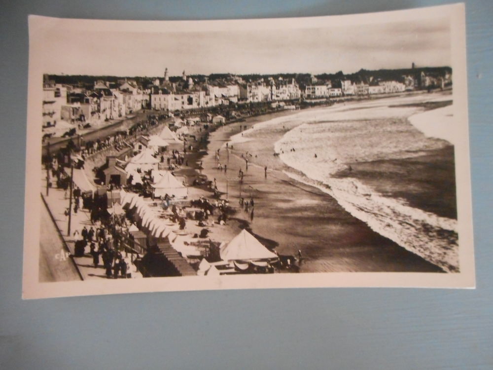CPA Les Sables d'Olonne Le remblai et la plage 