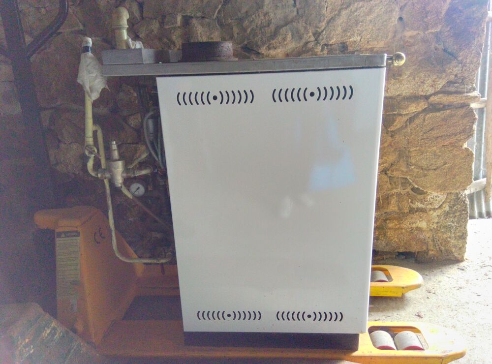 Chaudi&egrave;re &agrave; bois avec chauffages et &eacute;quipements 