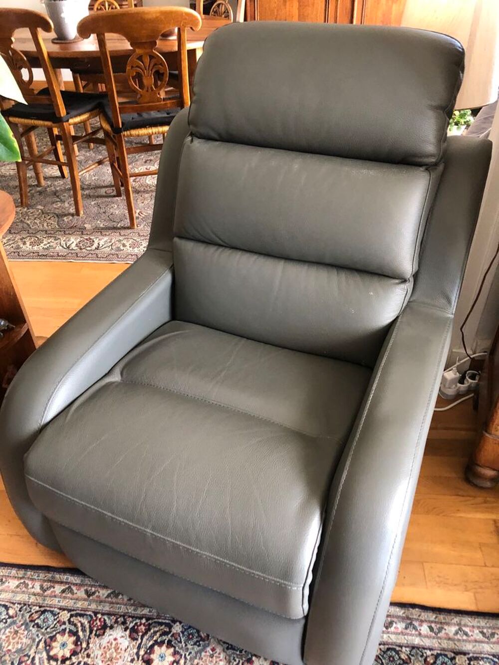 fauteuil en cuir gris tr&egrave; bon &eacute;tat ayant peu serv Meubles