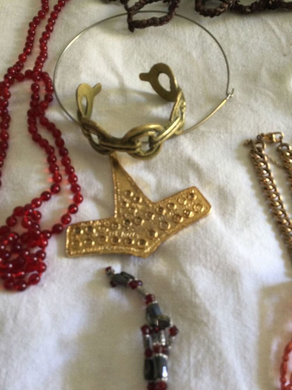 lot de divers colliers / sautoirs fantaisies Bijoux et montres