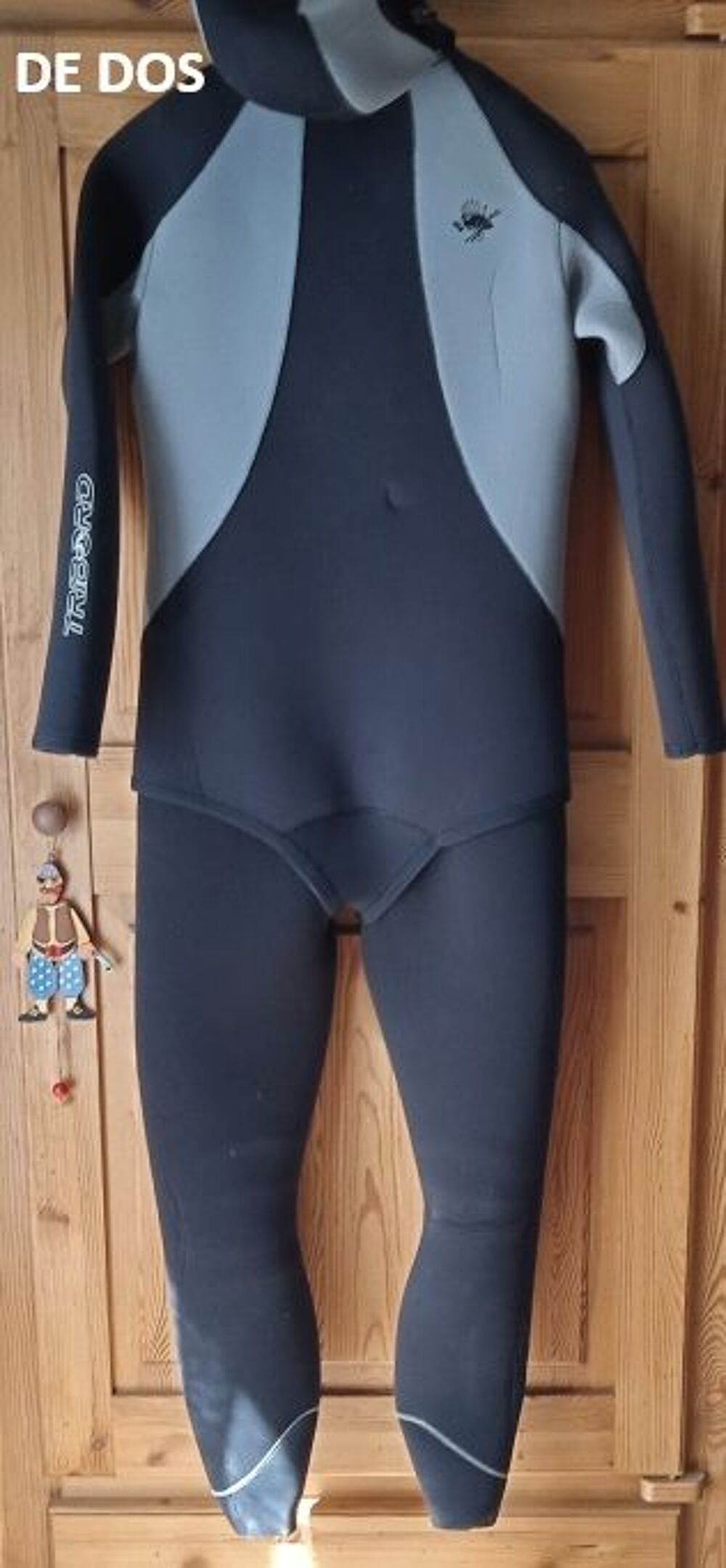 Tenue de plong&eacute;e 2 pi&egrave;ces veste zipp&eacute;e. 
Sports