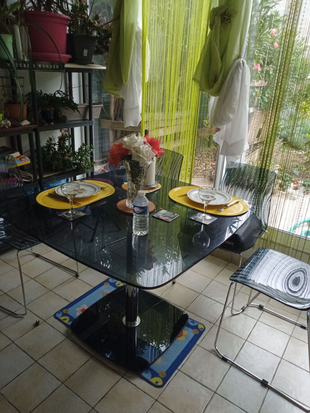Une table en verre Meubles