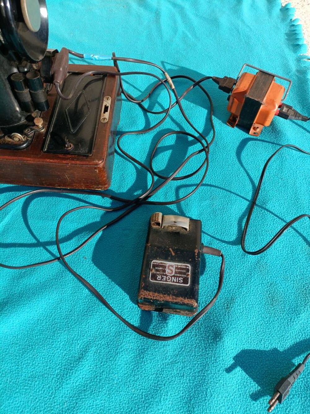 MACHINE A COUDRE SINGER VINTAGE 110 VOLTS AVEC CAPOT PLUS TR Electroménager