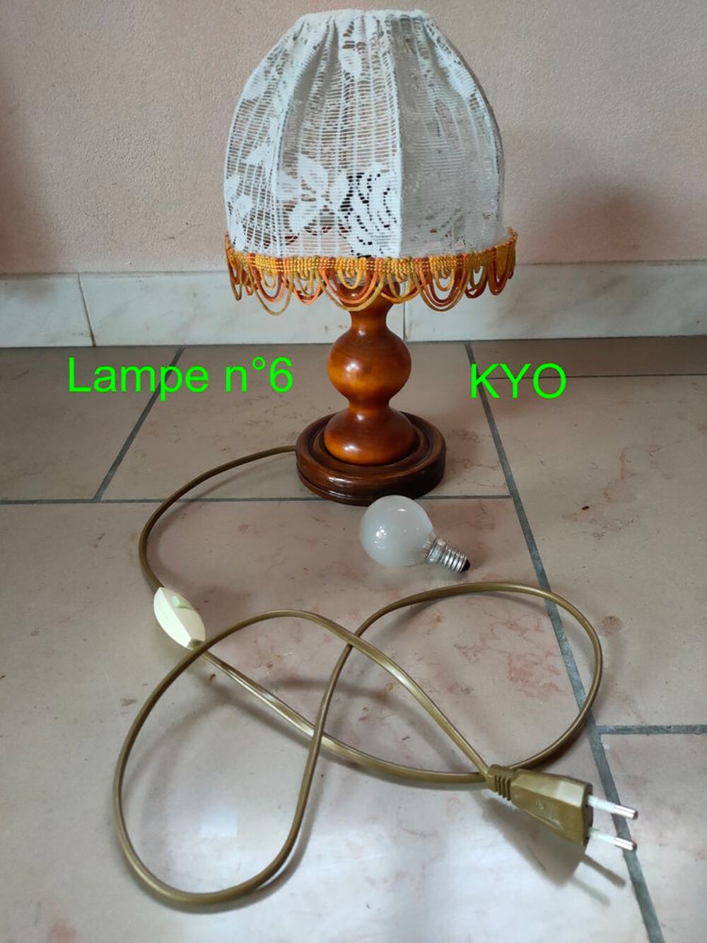 Lampe chevet-nuit bois &agrave; poser, abat-jour rond blanc tissu Décoration