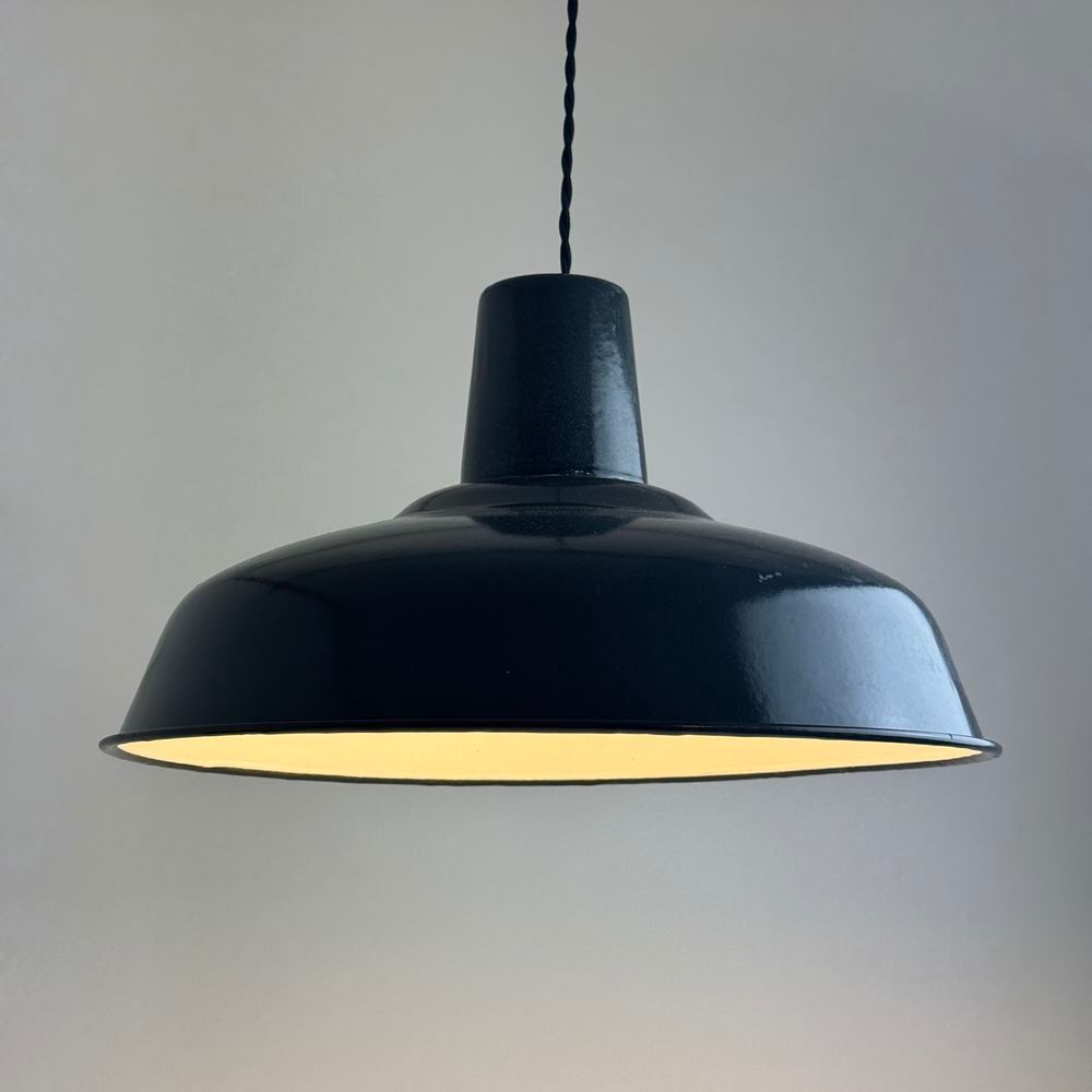 PAIRE D'ANCIENNES SUSPENSIONS D'ATELIER INDUSTRIEL EMAILL&Eacute;ES Décoration