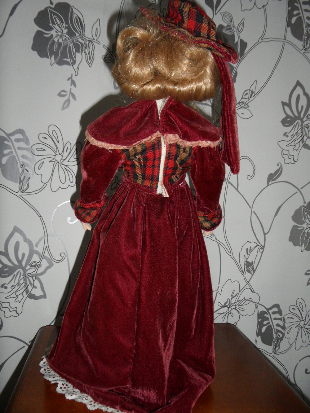 Poup&eacute;e de Collection en Tenue Traditionnelle 
