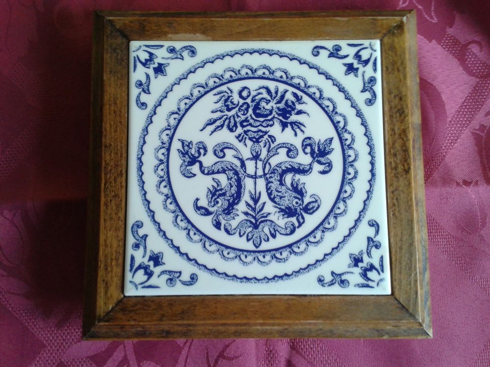 dessous de plat ancien carreau en fa&iuml;ence de GIEN Décoration
