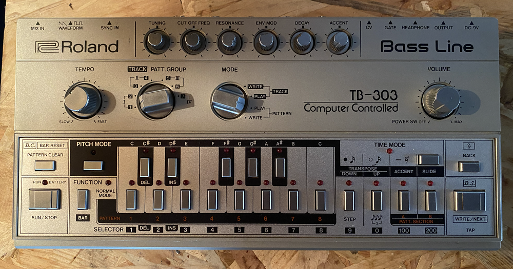 ROLAND TB 303 groovebox argent&eacute;e Audio et hifi