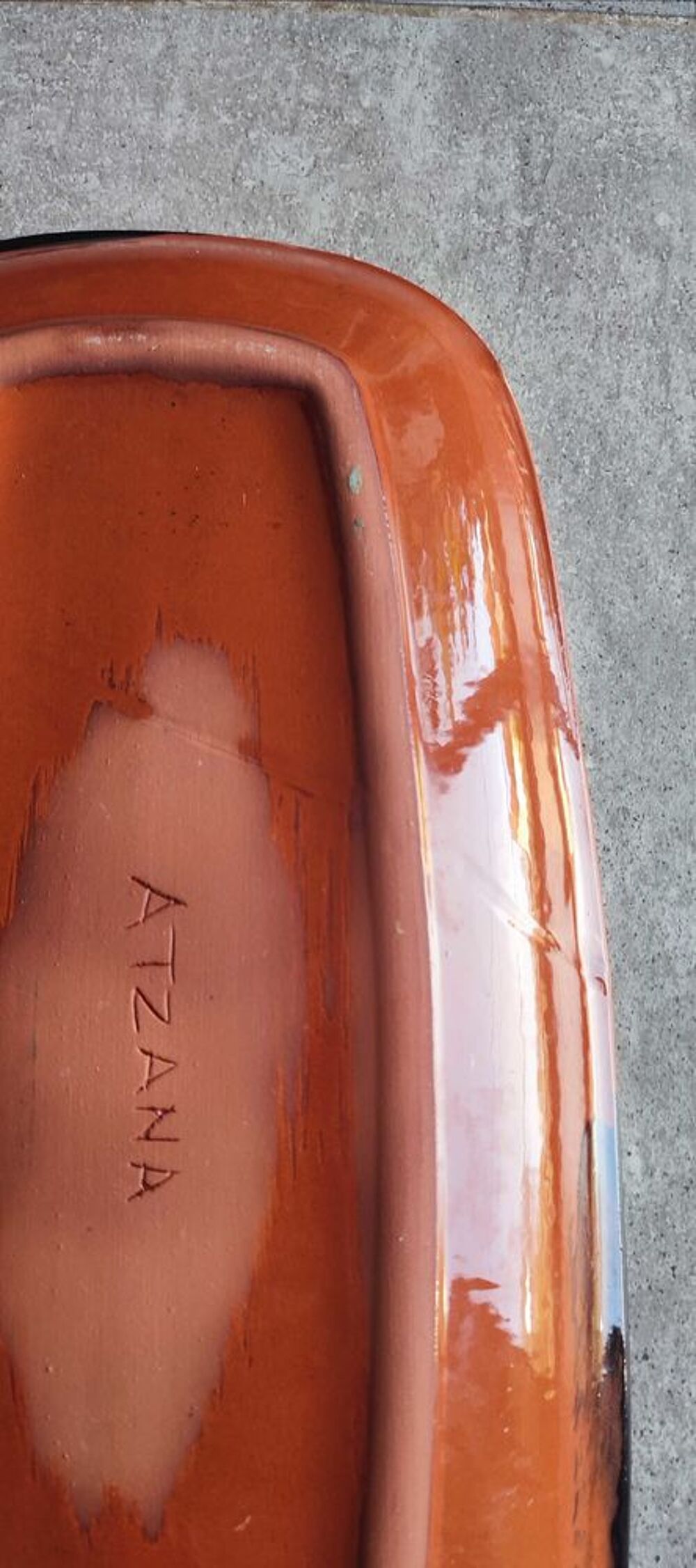 Plat allong&eacute; sign&eacute; Thomas Bux&oacute; atelier Atzana c&eacute;ramique moderniste 