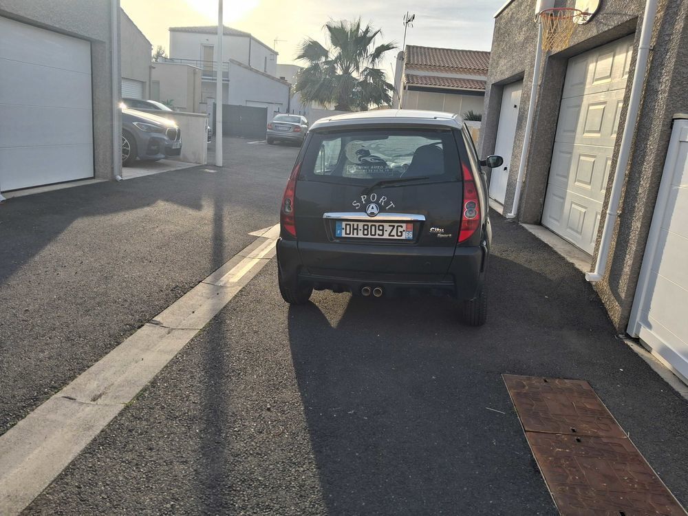 je une petite voiture sans permis en eta de marche 