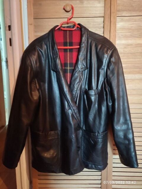Veste en vrai cuire authentique taille 44
Trs bon tat 130 Malesherbes (45)