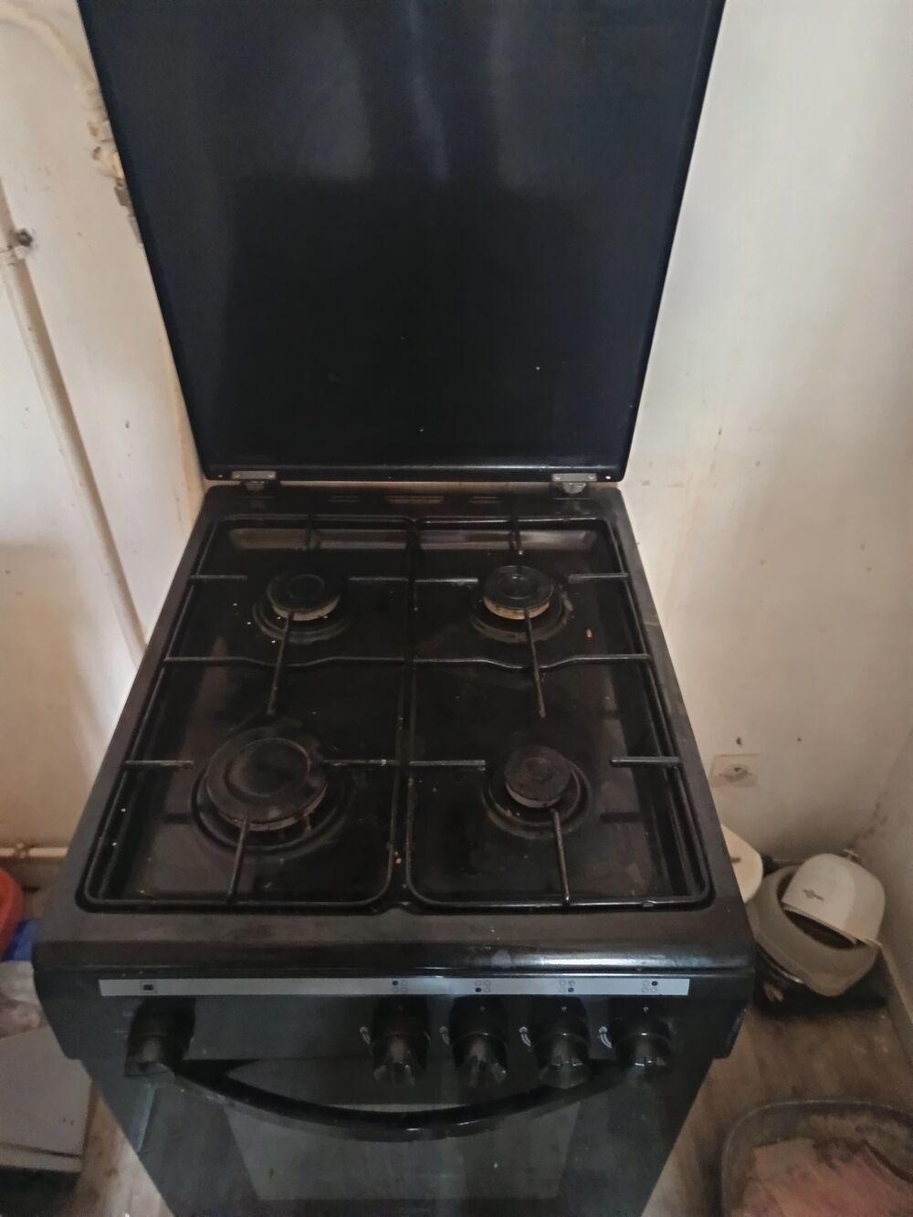 Cuisini&egrave;re gazini&egrave;re 4 feux un four.
&Eacute;tat neuf impeccable 
Electromnager