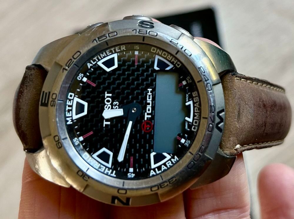 Montre Homme TISSOT T-Touch Titanium - Intemporelle et Multifonction ! 