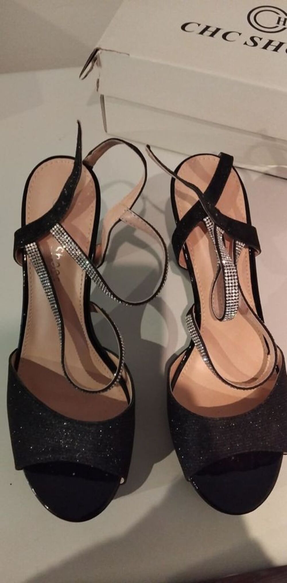chaussure neuve pointure 39 noir /doree 
Chaussures