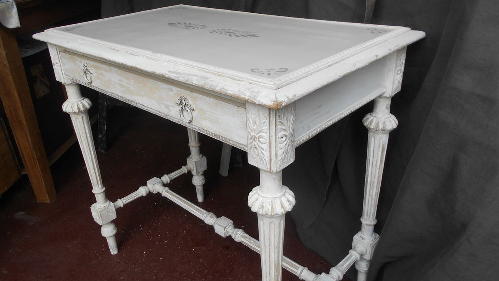 Table style Louis XVI patin&eacute;e 'shabby' Meubles