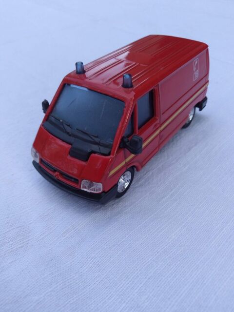 Fourgonnette miniature renault trafic des pompiers 10 Avermes (03)