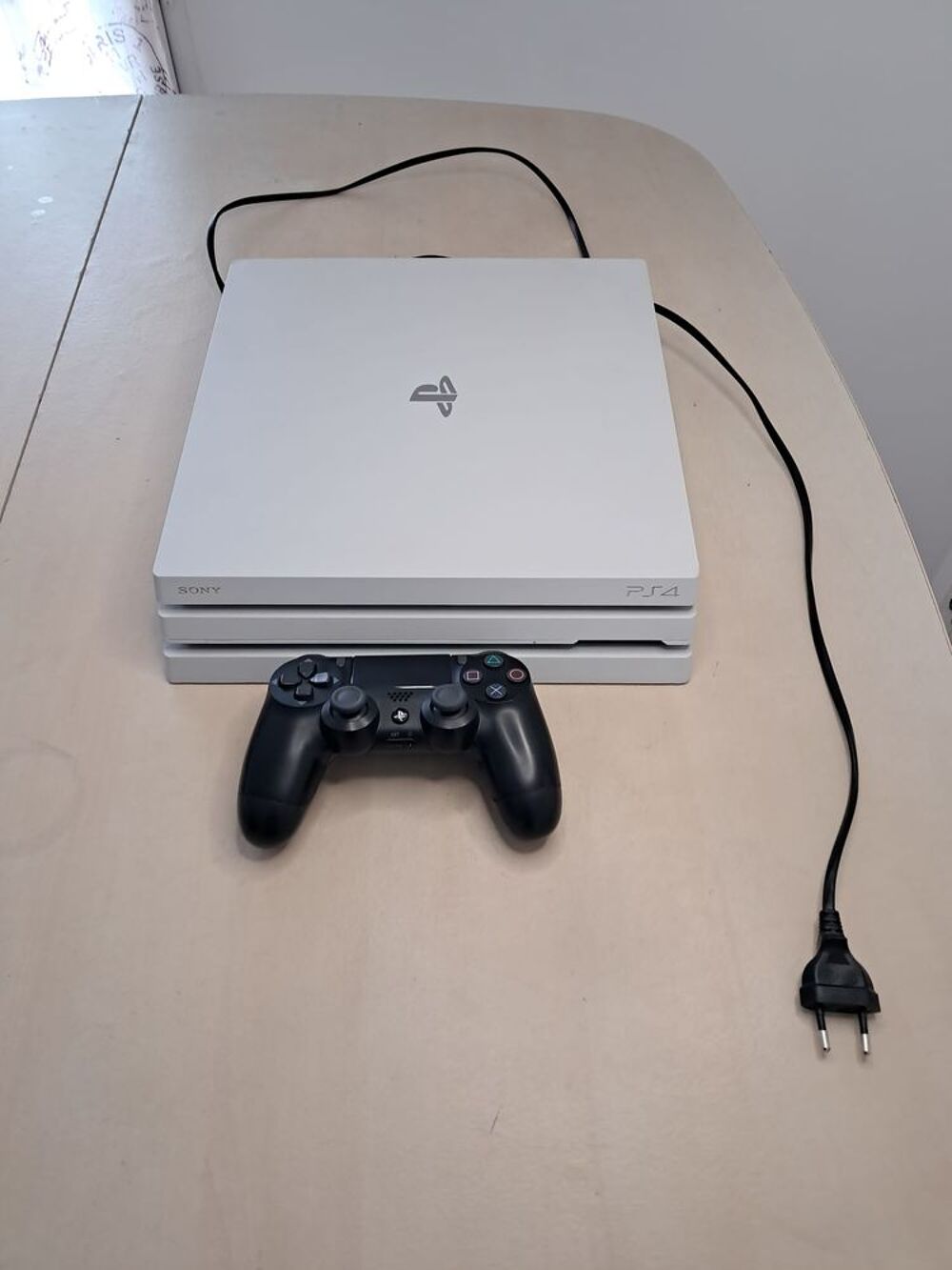 ? PS4 Pro 1 To Blanche ? 2 Manettes Sony ? Silencieuse Consoles et jeux vidéos