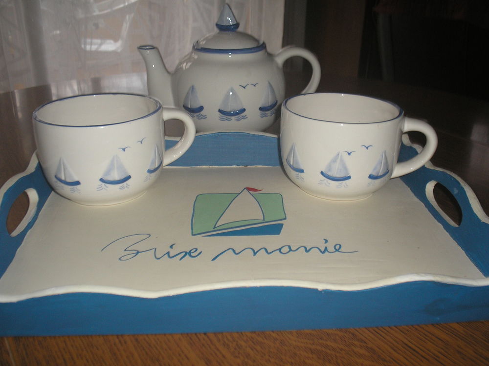 Service &agrave; chocolat chaud en c&eacute;ramique
sur plateau Cuisine