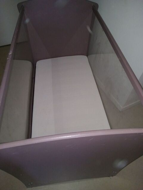 Lit enfant rose en bois 80 Saint-Denis (93)