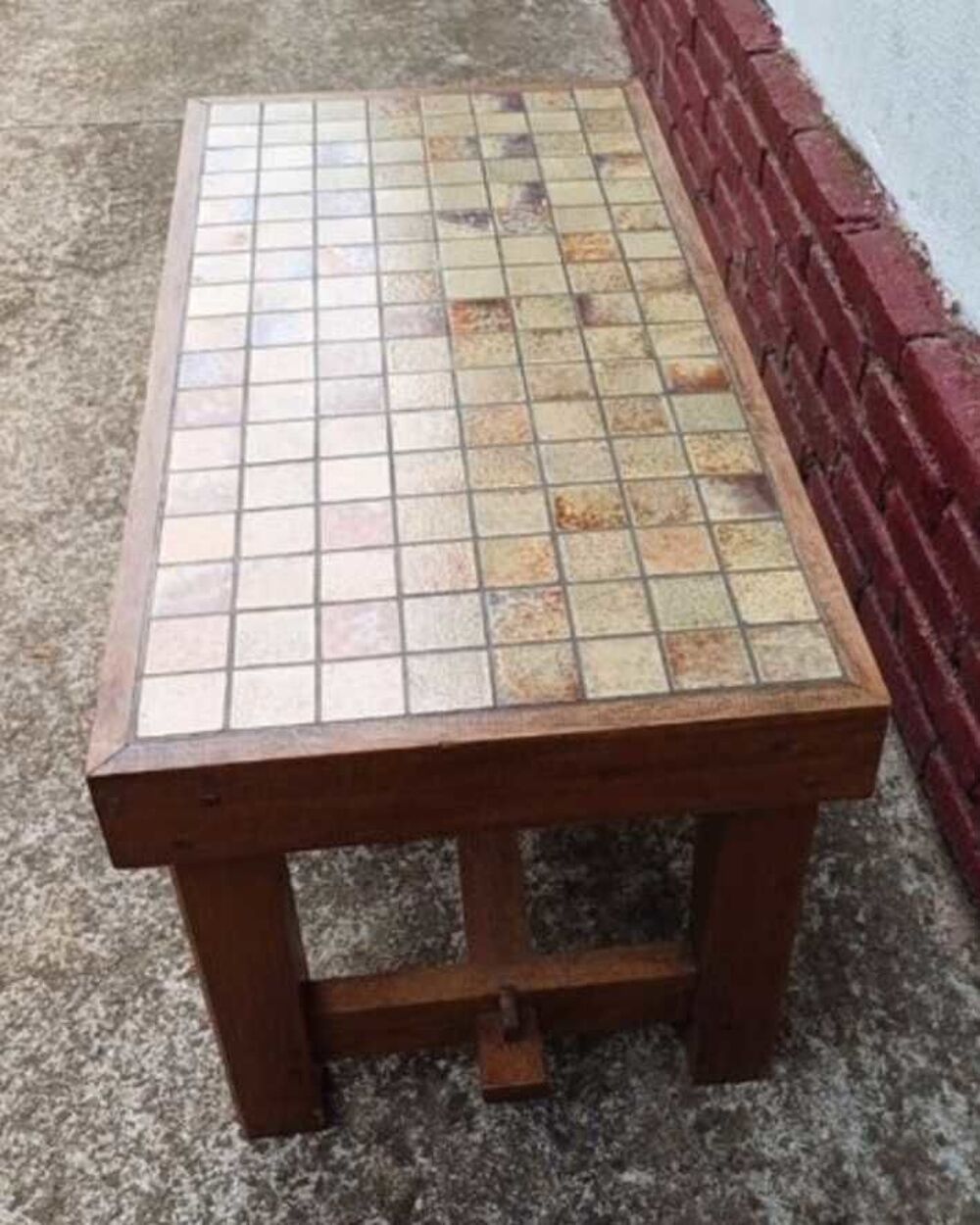 Table basse en ch&ecirc;ne avec carrelage Meubles