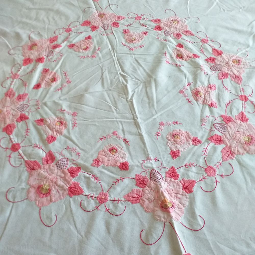 Nappe ronde, fond blanc, motifs roses Diam&egrave;tre 1m65 Décoration