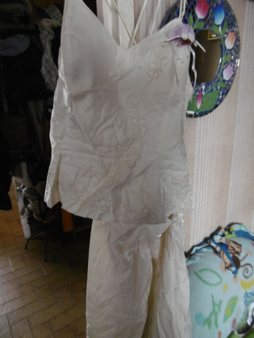 ensemble beige en satin, haut &agrave; bretelles et jupe longue Vêtements