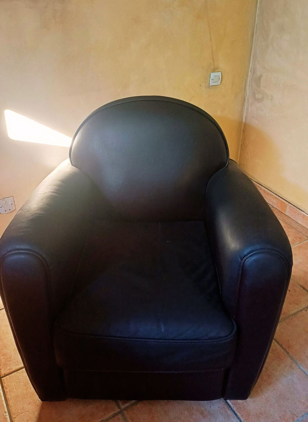  canap&eacute; cuir noir et 2 fauteuils club cuir marron fonc&eacute;. Meubles