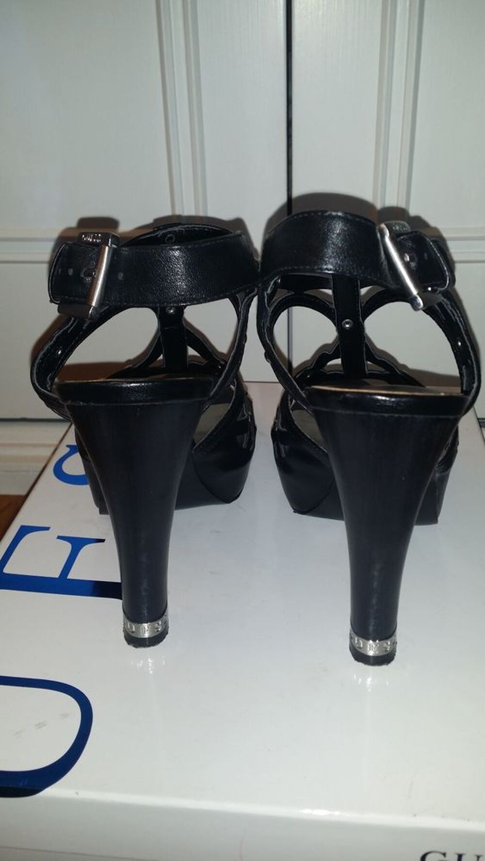 Chaussures Guess Chaussures