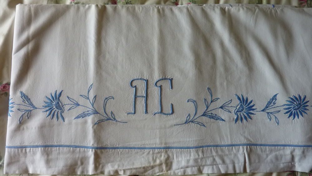 Ancien drap brod&eacute; Dcoration