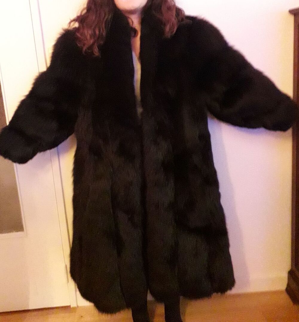 magnifique manteau en fourrure 
. Vêtements