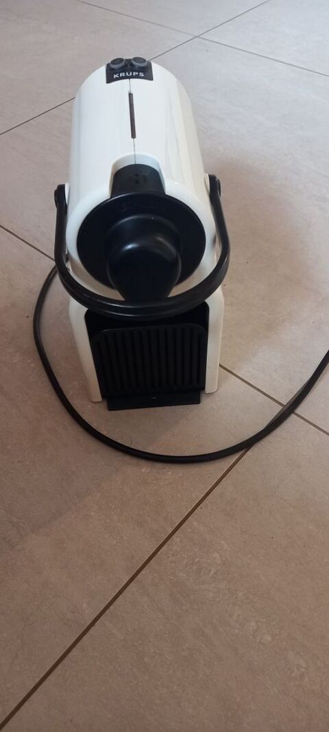 Cafetiere Nespresso krups blanche 55 Vers-sous-Sellires (39)
